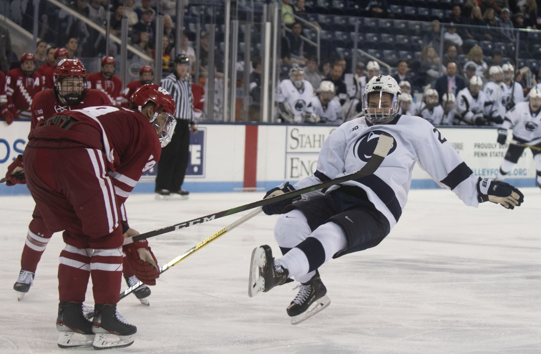 Men's Hockey vs. Wisconsin, Smirnov (25)